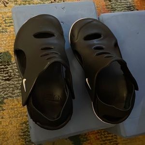 Black Nike lightweight sandals. Toddler size 8. GUC